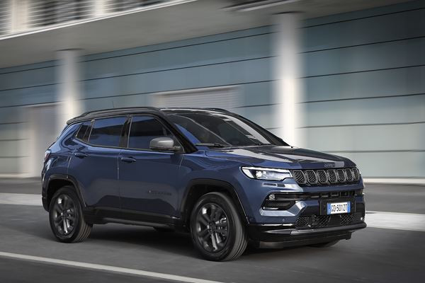 La Jeep Compass s'offre une calandre verticale divisée en deux sections horizontales