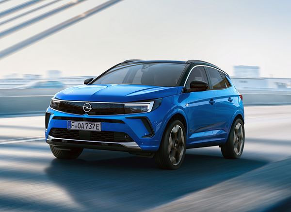 Le SUV compact Opel Grandland adopte la face avant Opel Vizor