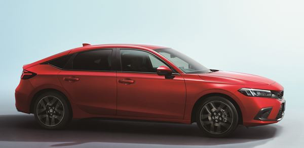 La berline compacte cinq portes Honda Civic adopte une lunette arrière inclinée