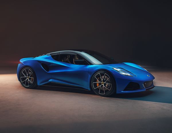 La Lotus Emira à moteur central arrière embarque un quatre cylindres AMG