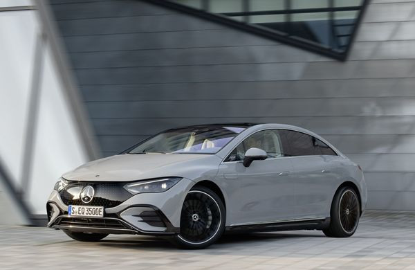 La berline de luxe électrique Mercedes EQE revendique une autonomie de 660 km