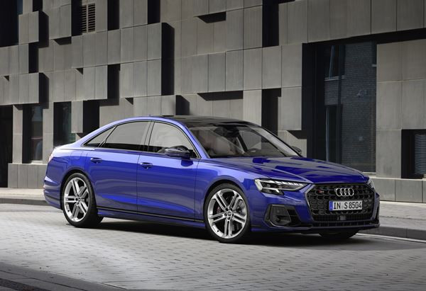 La grande berline de luxe sportive Audi S8 se perfectionne