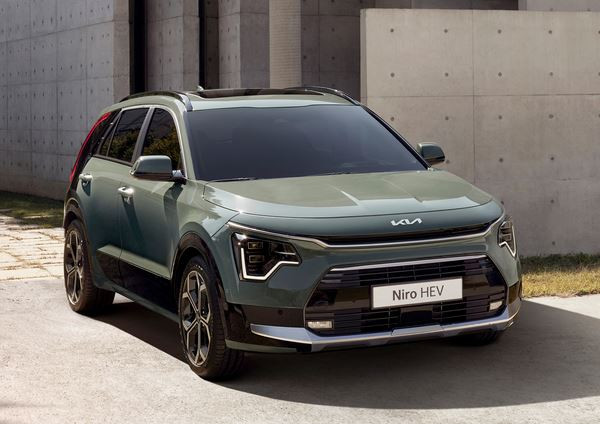 Le Kia Niro adopte un extérieur restylé caractérisé par un large montant arrière