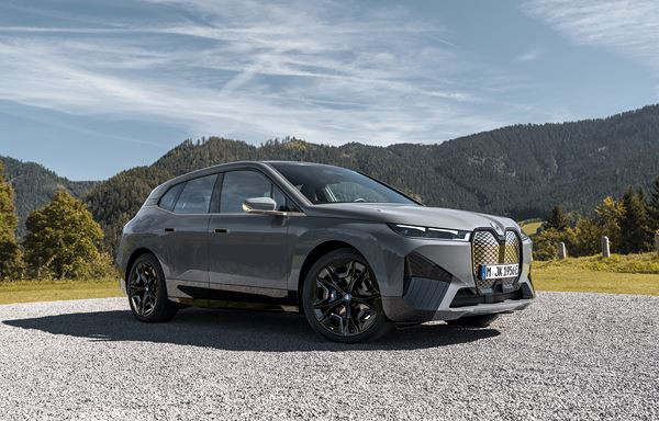 La BMW iX M60 électrique délivre une puissance de 619 ch