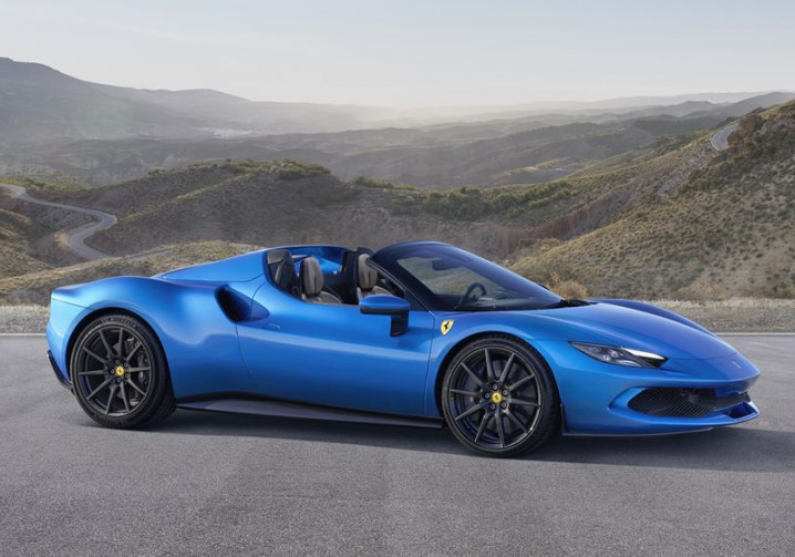 La berlinette spider Ferrari 296 GTS embarque une architecture hybride rechargeable V6 de 830 ch