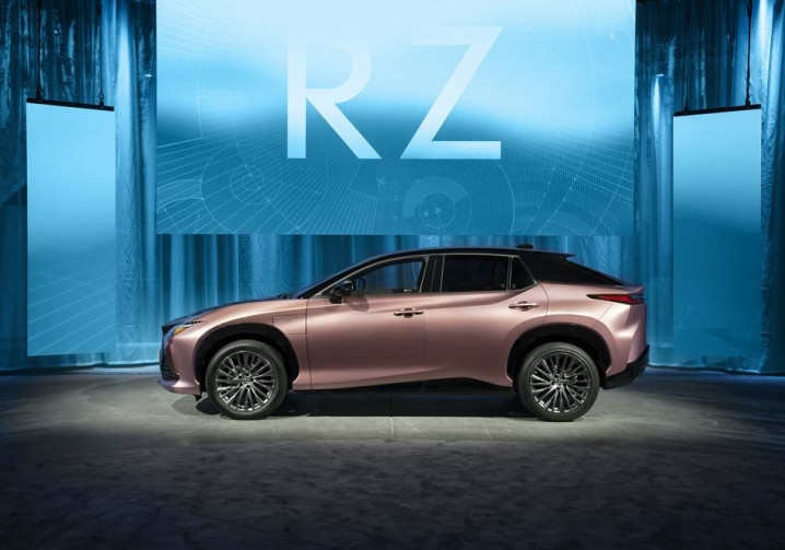 Le Lexus RZ 450e électrique affiche une calandre fuselée en trois dimensions