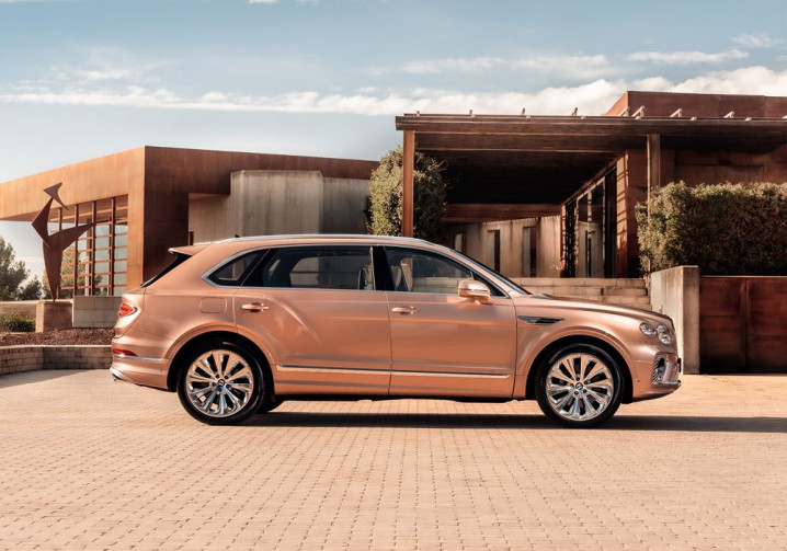 Le SUV de luxe Bentley Bentayga s'allonge de 180 mm pour devenir un véhicule Grand Tourisme