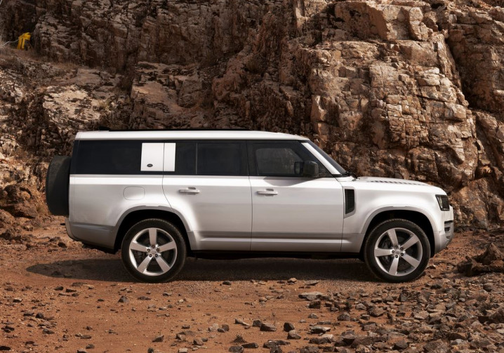Le Land Rover Defender 130 embarque trois rangées de sièges