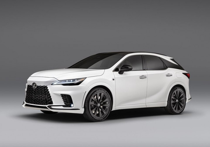 Le SUV de luxe Lexus RX affiche un design extérieur dynamique