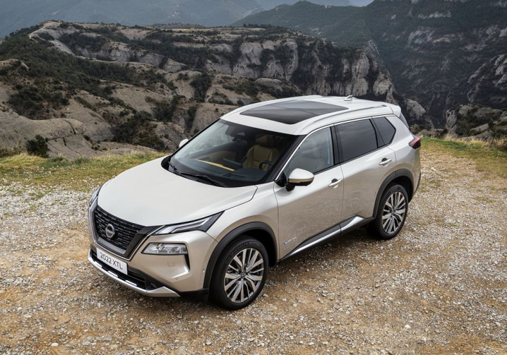 Le crossover familial Nissan X-Trail affiche un design moderne musclé