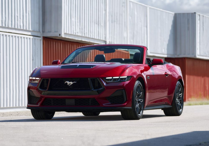 Le cabriolet sportif Ford Mustang renforce son caractère avec un style plus affirmé