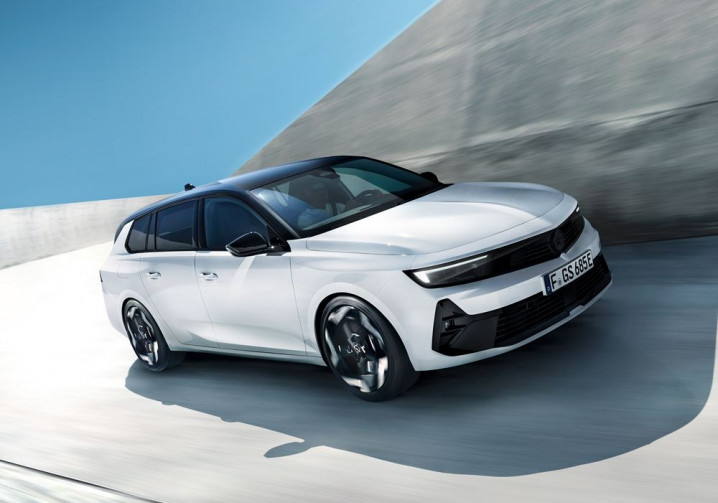L'Opel Astra Sports Tourer GSe hybride rechargeable repose sur un châssis abaissé de 10 mn