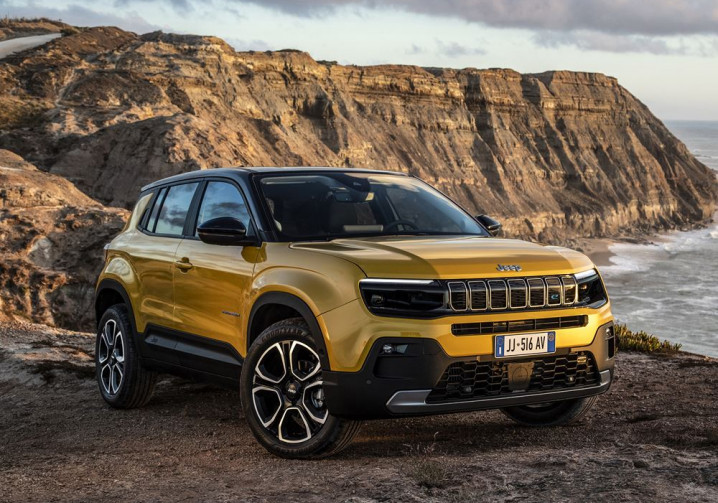 Le SUV urbain électrique à batterie Jeep Avenger affiche une autonomie de 400 kilomètres