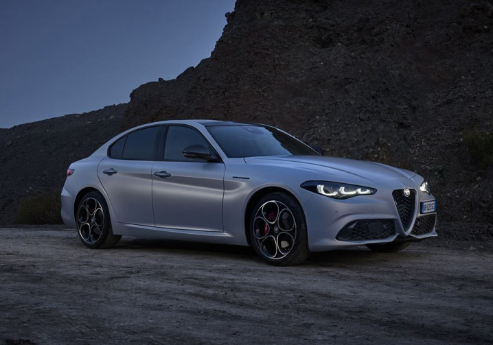 La berline sportive Alfa Romeo Giulia évolue en termes de style et de contenu technologique