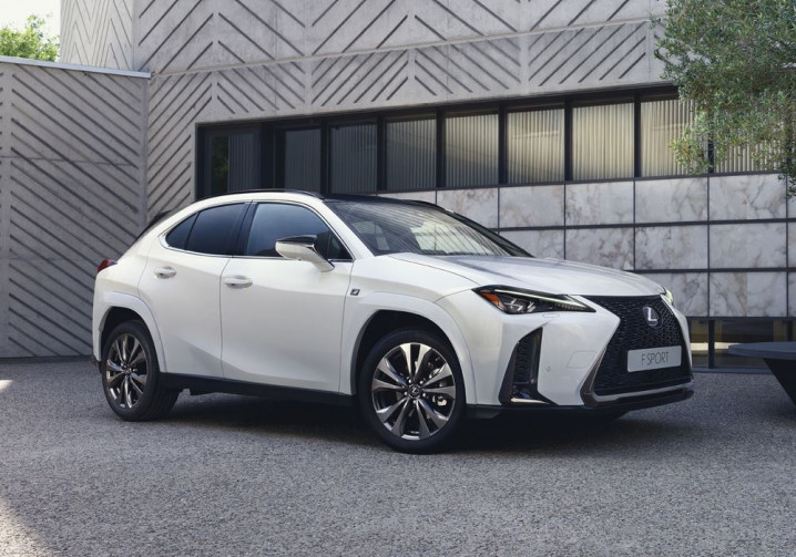 Le SUV compact Lexus UX hybride auto-rechargeable bénéficie d'améliorations