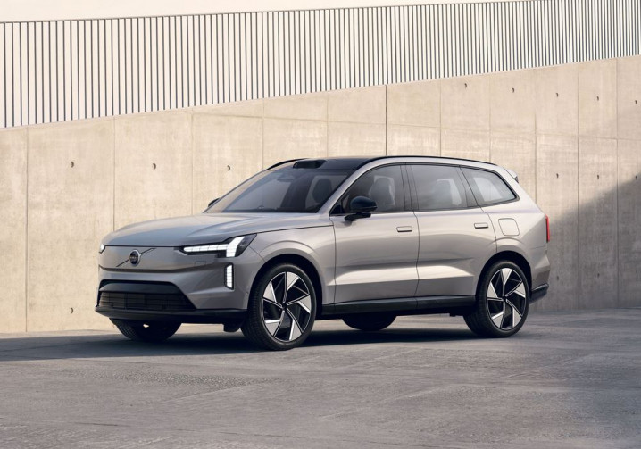 Le Volvo EX90 électrique est un grand SUV familial à forte composante logicielle
