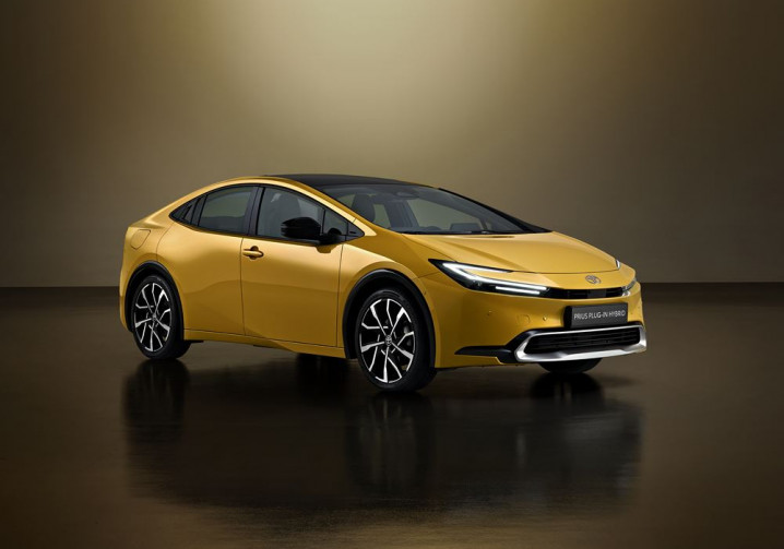 La Toyota Prius hybride rechargeable adopte une silhouette fluide de type coupé