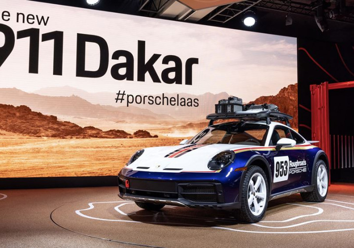 La Porsche 911 Dakar adopte une garde au sol rehaussée de 80 mm avec un système de levage