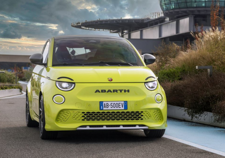 L'Abarth 500e électrique est la plus réactive des Abarth en conduite urbaine