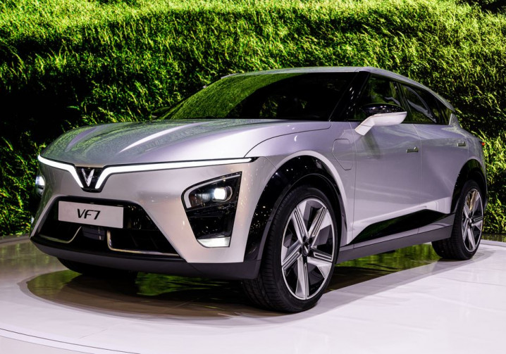 Le SUV compact électrique VinFast VF7 affiche un design dynamique