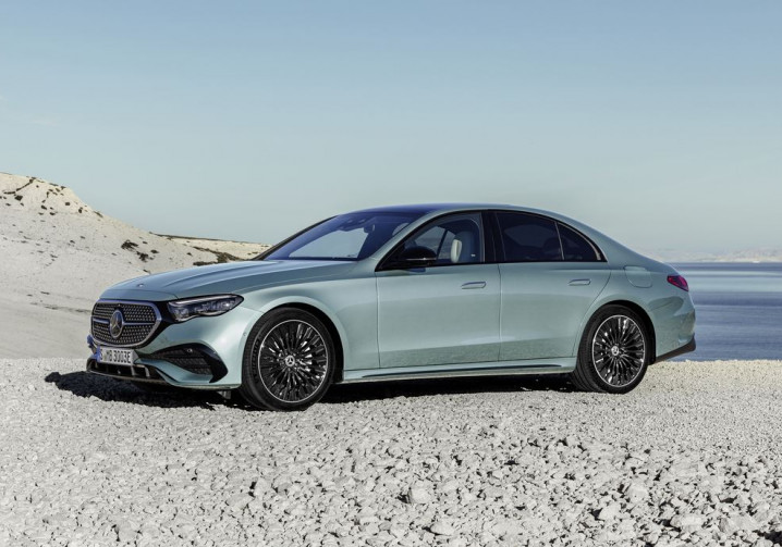 La berline classique à trois volumes Mercedes Classe E offre une direction de l'essieu arrière