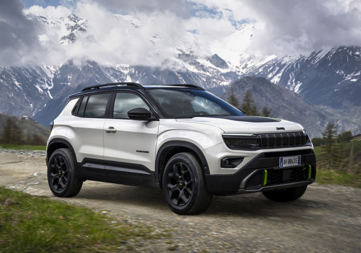 La Jeep Avenger 4xe embarque une transmission intégrale pour les terrains difficiles