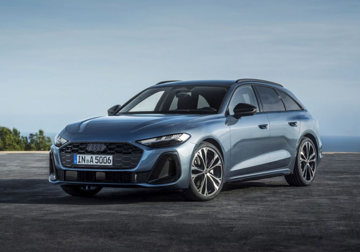 L'Audi A5 Avant affiche une ligne de toit dynamique qui recouvre une lunette arrière plate