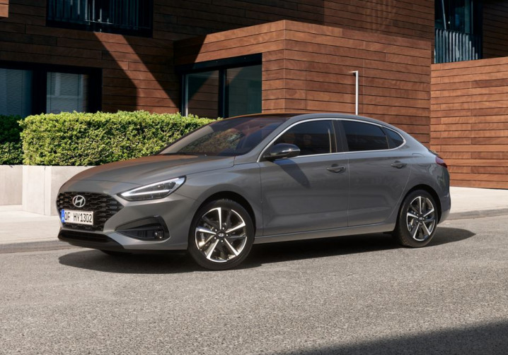 La berline à la ligne de toit plongeante Hyundai i30 Fastback restylée bénéficie d'un design modernisé