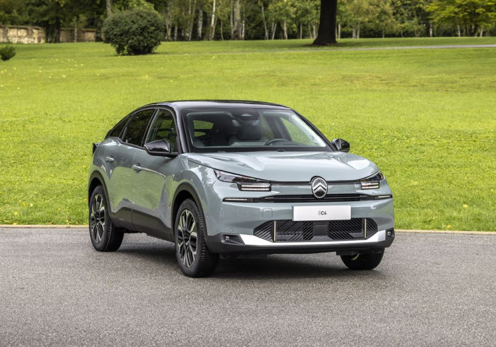 La berline compacte Citroën C4 s'offre une face avant plus moderne