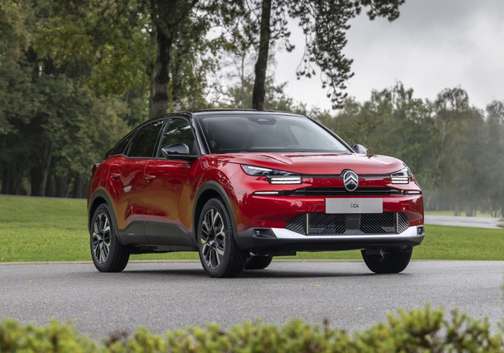 La berline électrique Citroën ë-C4 115 kW / 54 kWh revendique jusqu'à 415 km d'autonomie WLTP