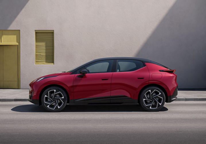Le SUV coupé électrique Lynk & Co 02 affiche une autonomie de 445 km