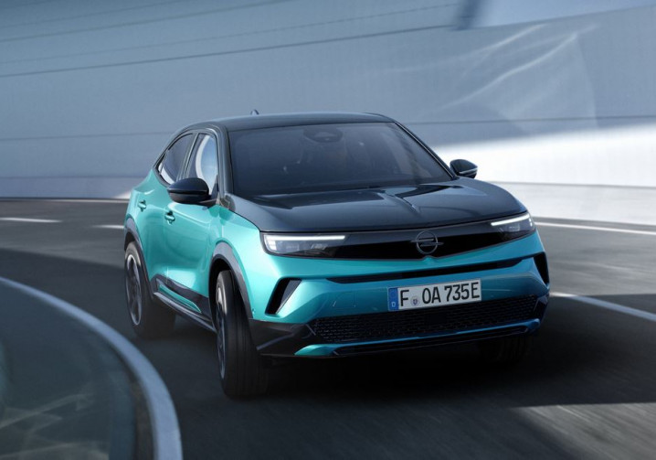 Le SUV urbain électrique Opel Mokka Electric mis à jour affiche une autonomie WLTP de 402 km