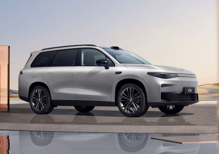 Le grand SUV électrique Leapmotor C16 offre jusqu'à six places sur trois rangées de sièges