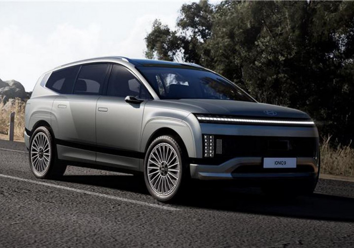 Le grand SUV électrique Hyundai Ioniq 9 à trois rangées de sièges accueille jusqu'à sept occupants