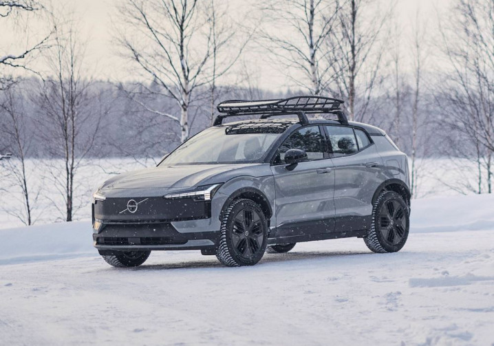 Le SUV électrique Volvo EX30 Cross Country est conçu pour circuler sur les terrains accidentés