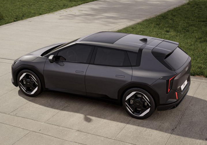 La berline électrique cinq portes Kia EV4 affiche un design robuste contemporain