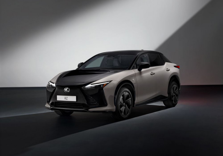 Le Lexus RZ 550e F Sport de 408 ch embarque une boîte de vitesses manuelle interactive