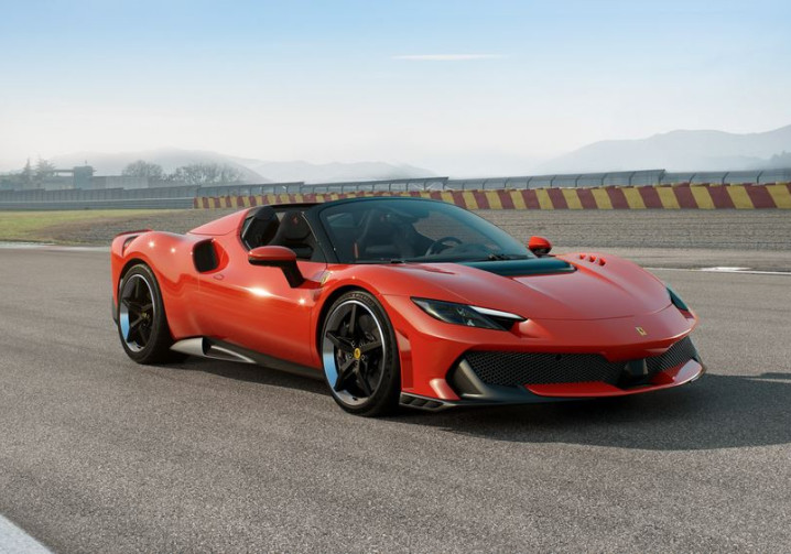 La Ferrari 296 Speciale A hybride rechargeable à toit rigide rétractable amplifie l'expérience de conduite