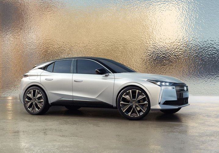 La berline compacte DS N°4 s'appuie sur une signature lumineuse technologique