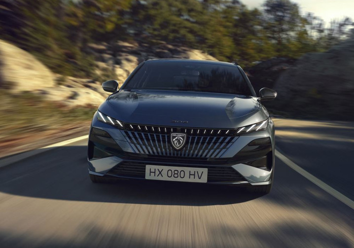 La Peugeot 308 SW bénéficie d'une face avant renouvelée éclairée