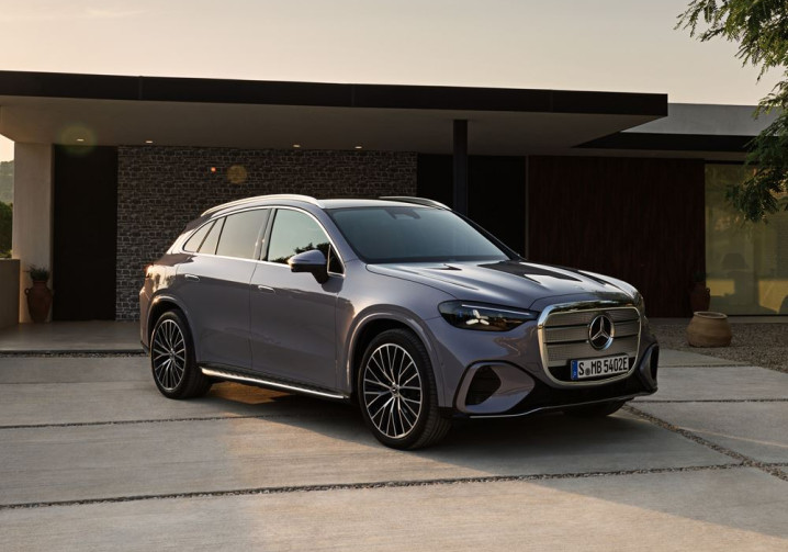 Le Mercedes-Benz GLC avec technologie EQ embarque une calandre high-tech illuminée