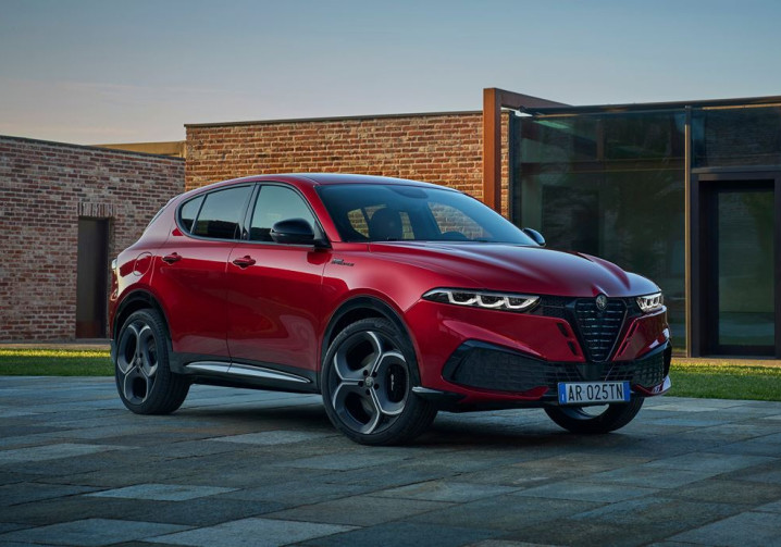 Le SUV compact italien Alfa Romeo Tonale restylé affirme son caractère sportif