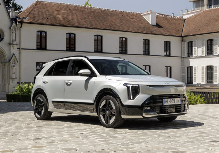 Le Kia Niro hybride restylé arbore une signature lumineuse verticale