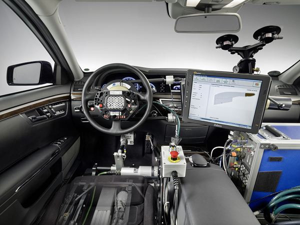 Mercedes remplace les pilotes essayeurs par des ordinateurs pour tester les dispositifs d'aide à la conduite