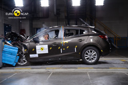 La Mazda3 décroche les cinq étoiles aux crash-tests Euro NCAP