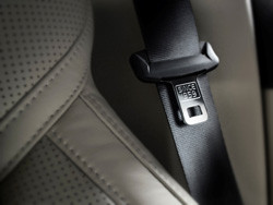 La ceinture de sécurité à trois points est le système de sécurité le plus important