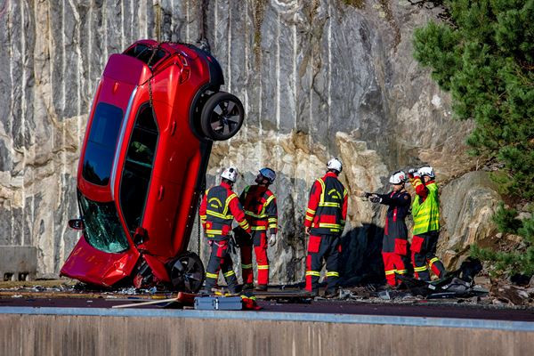 Volvo fait tomber des véhicules d'une hauteur de 30 mètres pour sauver des vies
