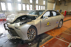 La berline à hydrogène Toyota Mirai obtient cinq étoiles aux crash-tests Euro NCAP