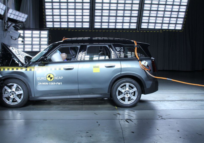 Le crossover compact électrique Mini Countryman obtient cinq étoiles aux crash-tests Euro NCAP 2024