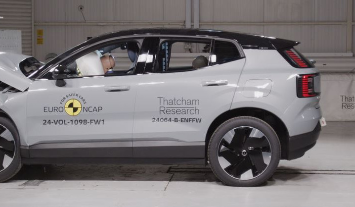 Le SUV urbain électrique Volvo EX30 obtient cinq étoiles aux crash-tests Euro NCAP 2024